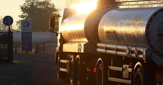 Sept des huit raffineries françaises en grève, du «jamais vu» Sept des huit raffineries françaises en grève, du «jamais vu»