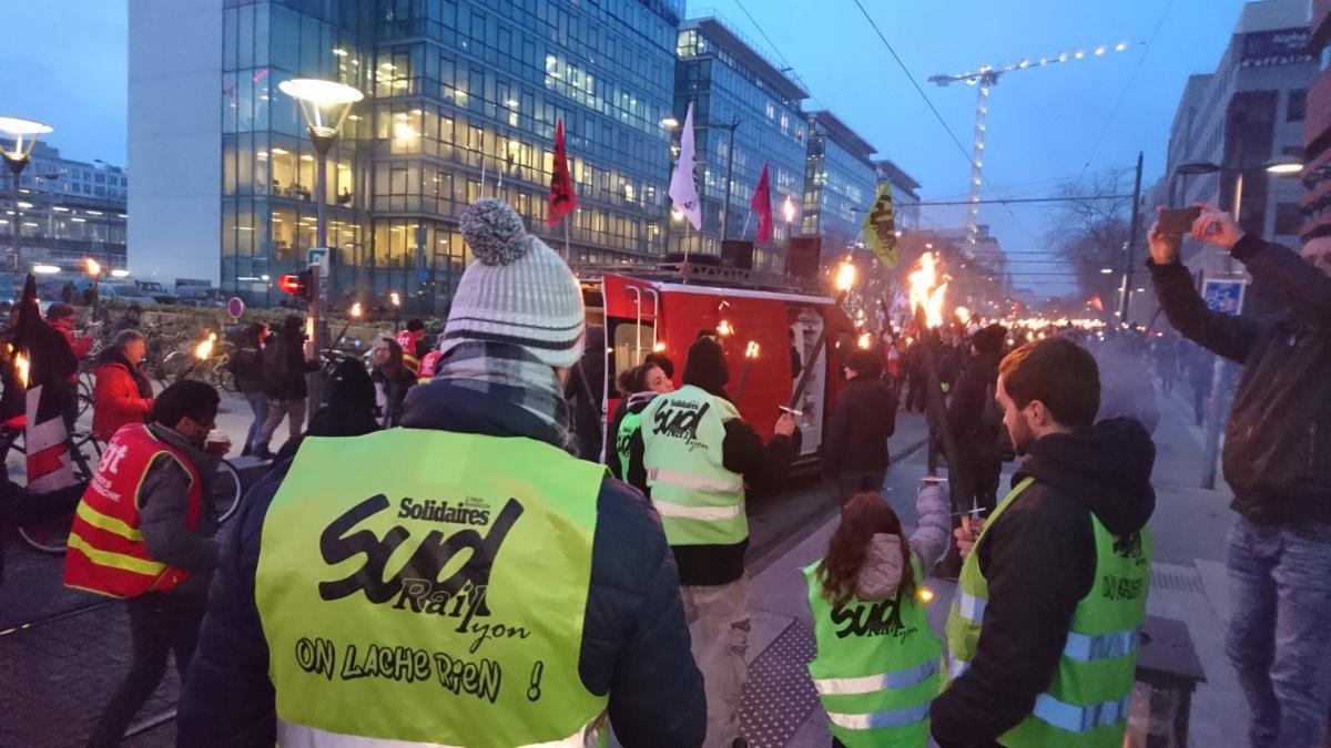 Manifestation aux flambeaux de Lyon ce jeudi soir...