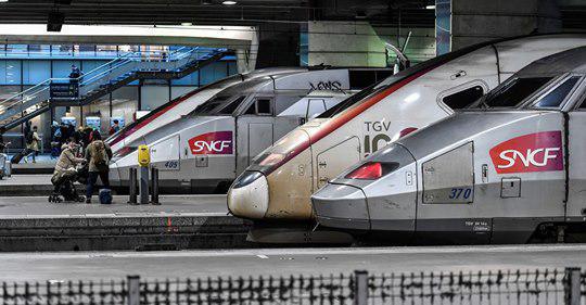 Coronavirus: le trafic SNCF bientôt divisé par deux et "quelques vols" internationaux maintenus