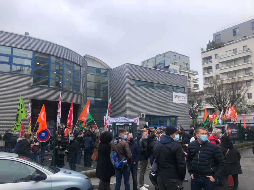 Rassemblement des salariés de la restauration ferroviaire devant le siège de Newrest