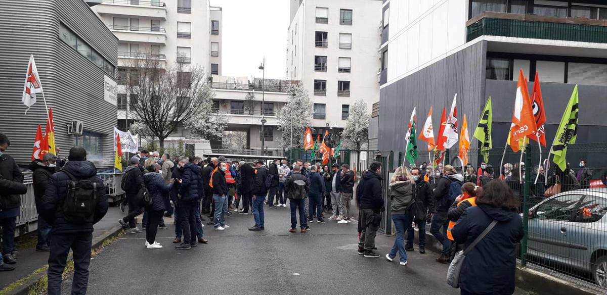 Rassemblement des salariés de la restauration ferroviaire devant le siège de Newrest