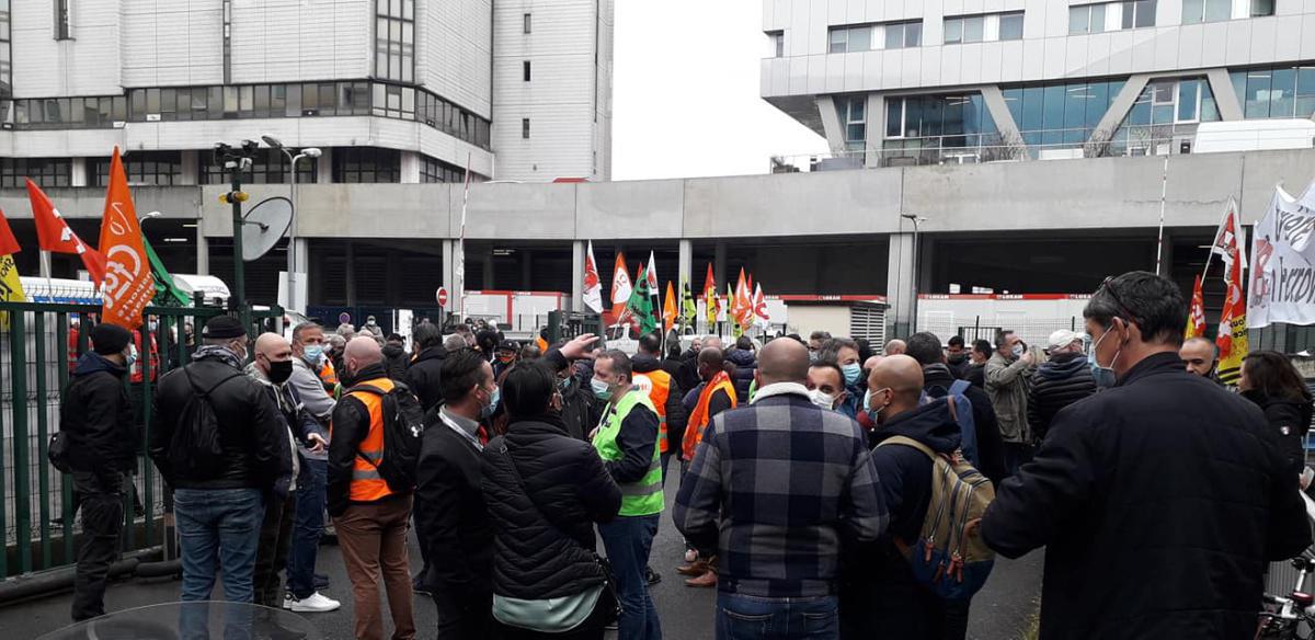 Rassemblement des salariés de la restauration ferroviaire devant le siège de Newrest