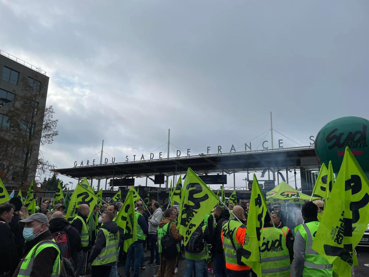 Salaires - Rassemblement devant le siège SNCF