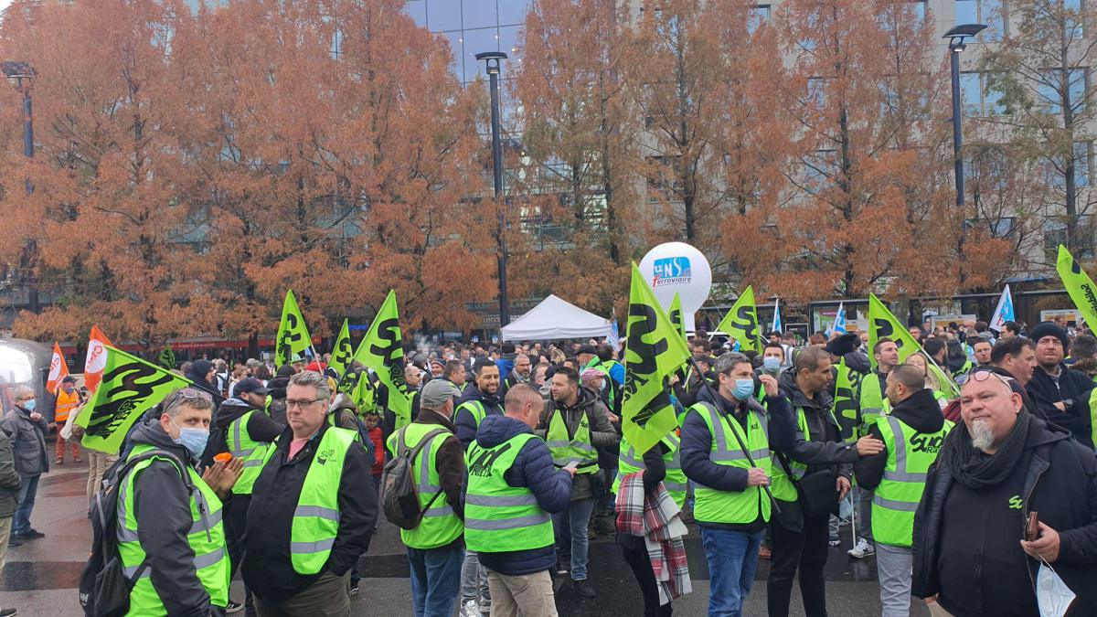 Salaires - Rassemblement devant le siège SNCF