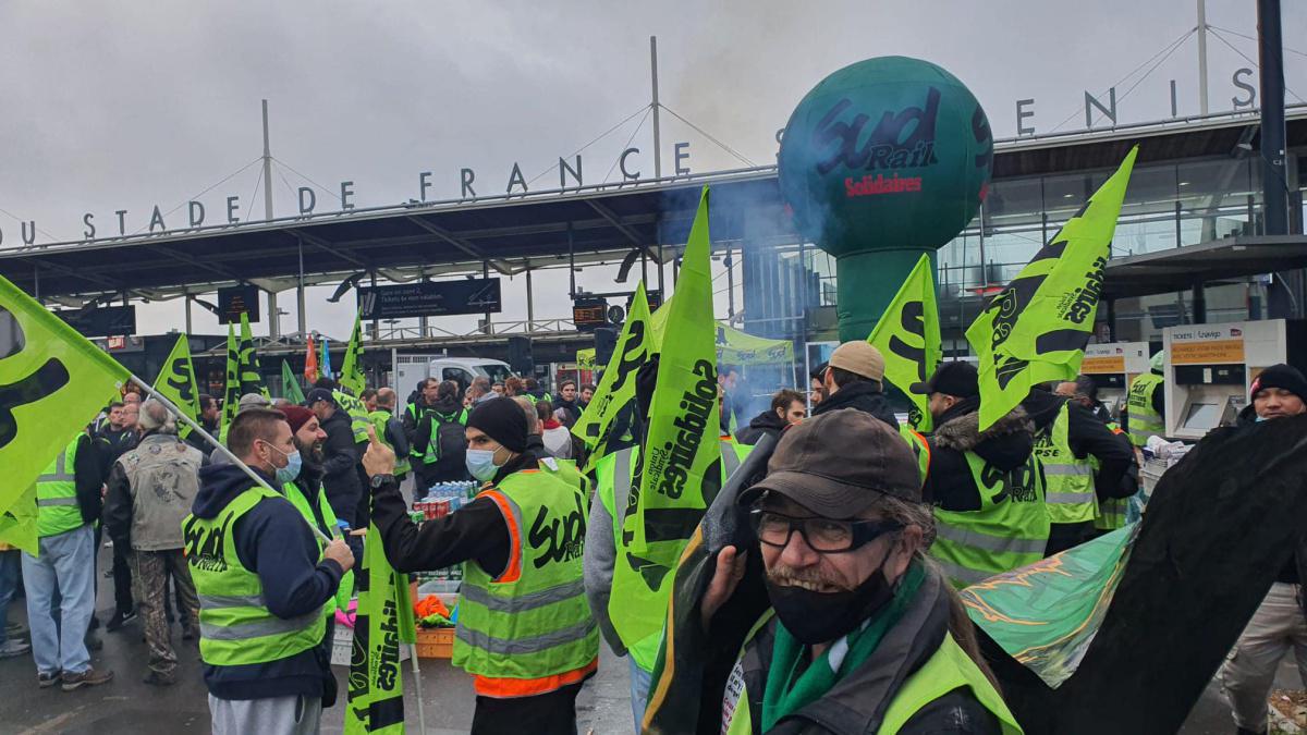 Salaires - Rassemblement devant le siège SNCF