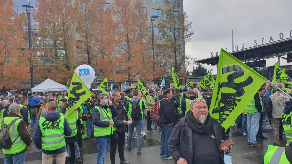 Salaires - Rassemblement devant le siège SNCF