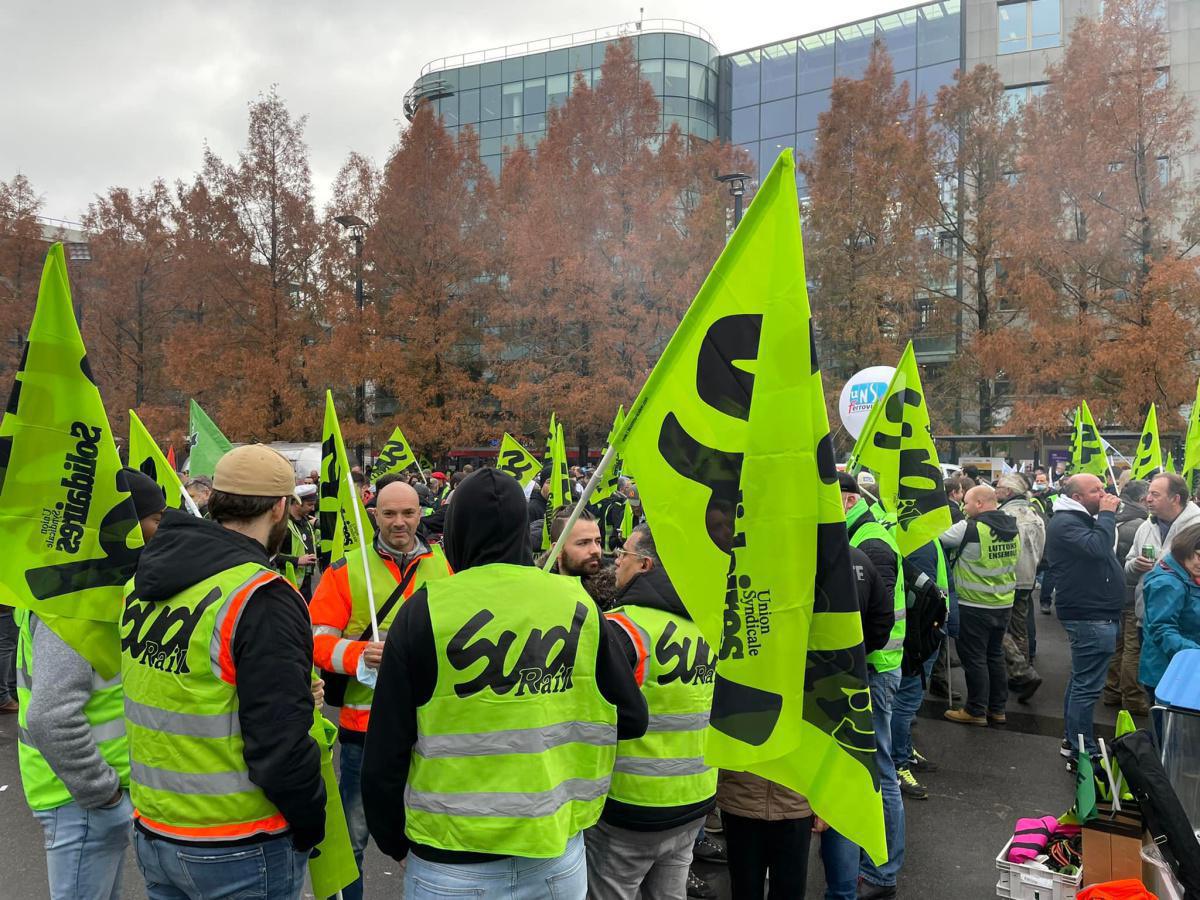 Salaires - Rassemblement devant le siège SNCF