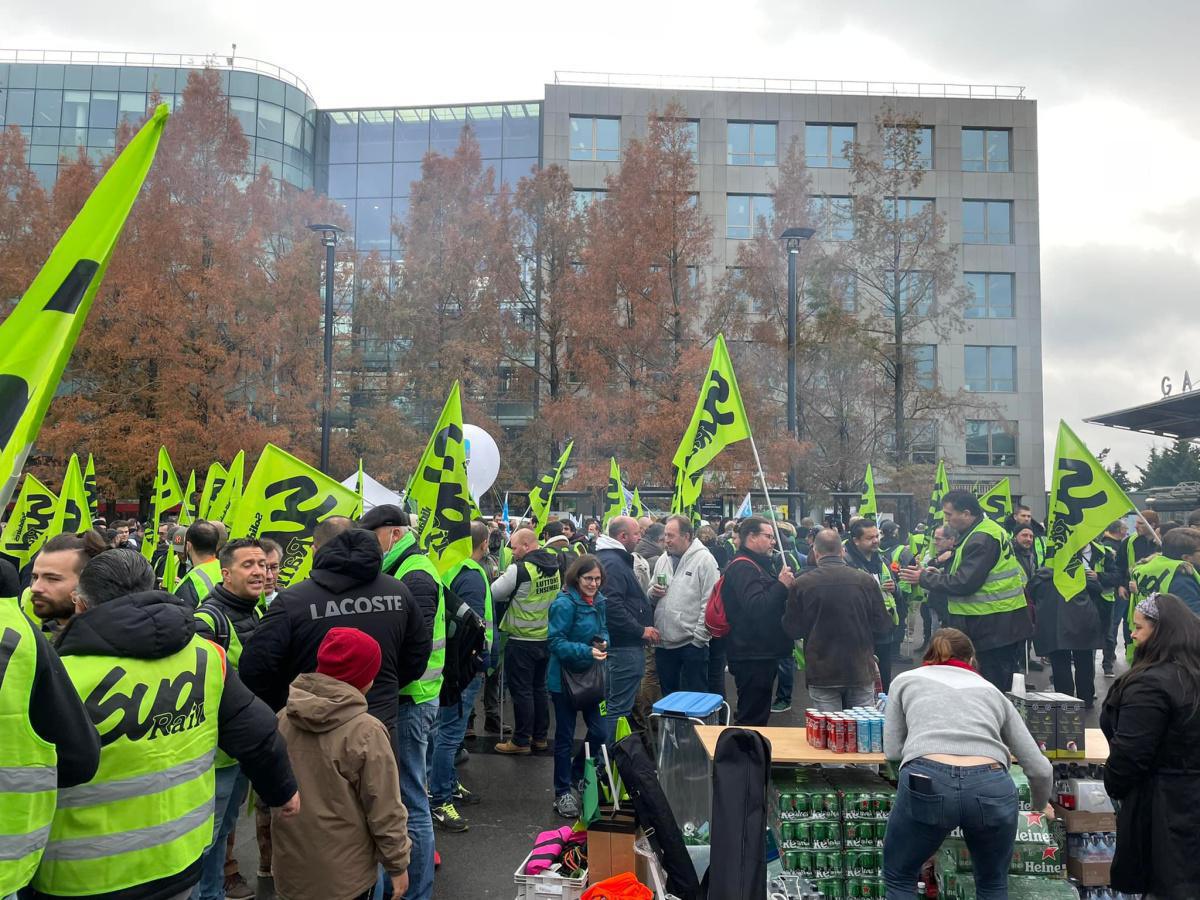 Salaires - Rassemblement devant le siège SNCF