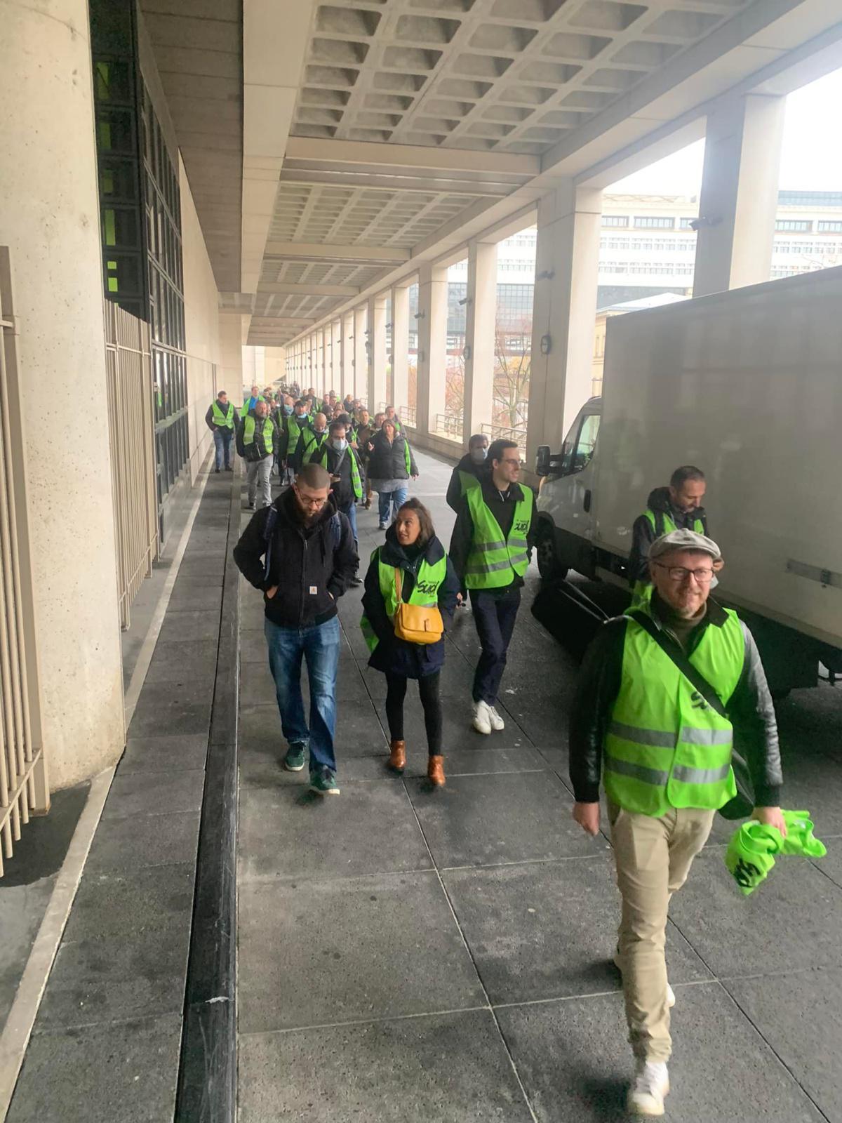 Salaires - Rassemblement devant le siège SNCF
