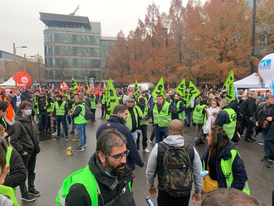 Salaires - Rassemblement devant le siège SNCF