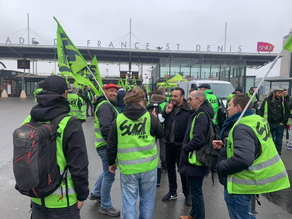 Salaires - Rassemblement devant le siège SNCF