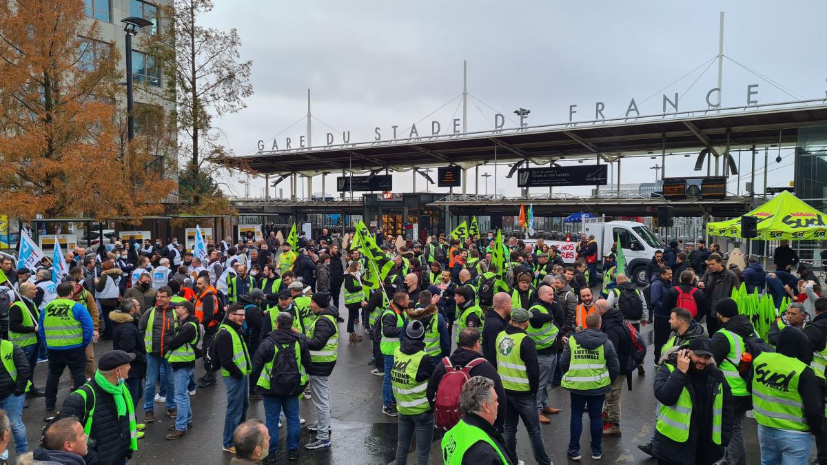 Salaires - Rassemblement devant le siège SNCF