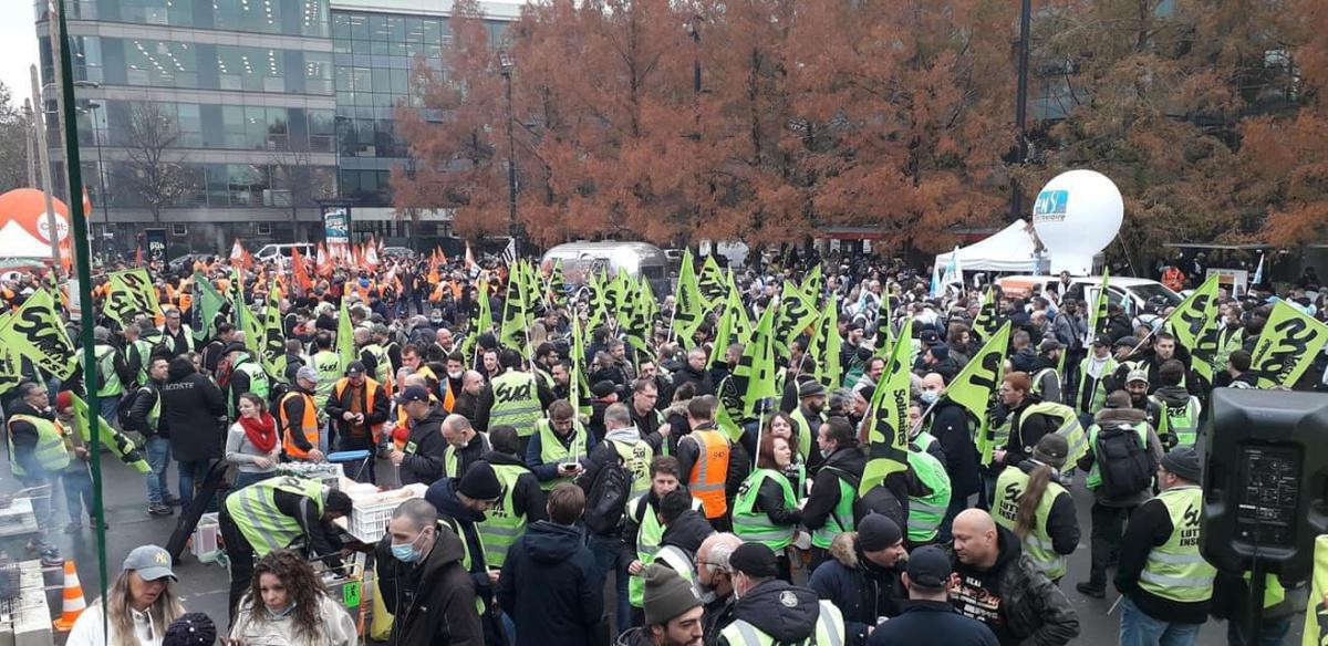 Salaires - Rassemblement devant le siège SNCF