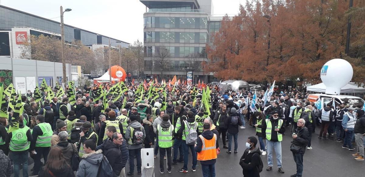 Salaires - Rassemblement devant le siège SNCF