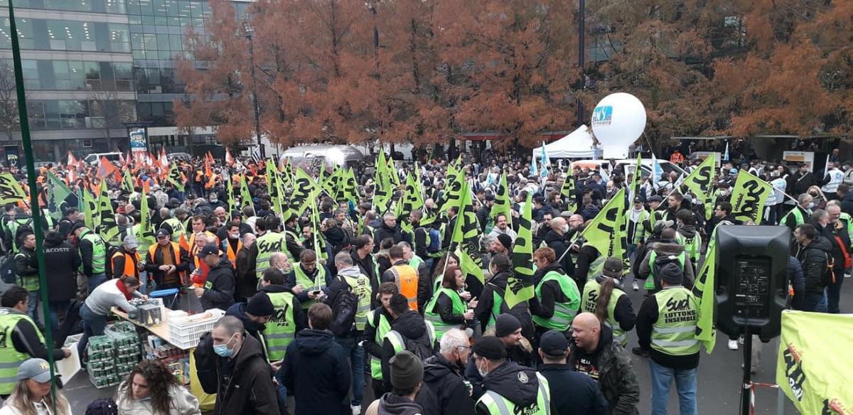Salaires - Rassemblement devant le siège SNCF