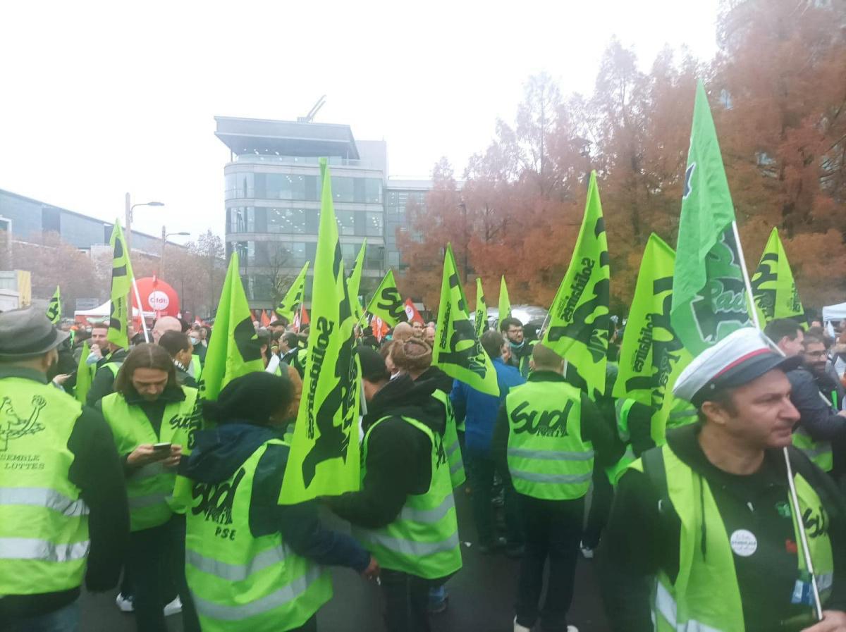 Salaires - Rassemblement devant le siège SNCF