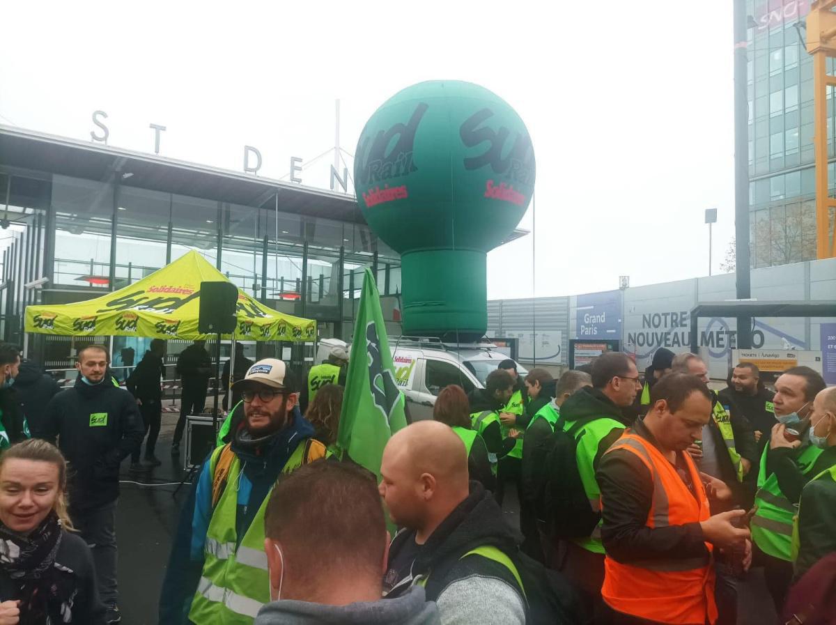 Salaires - Rassemblement devant le siège SNCF