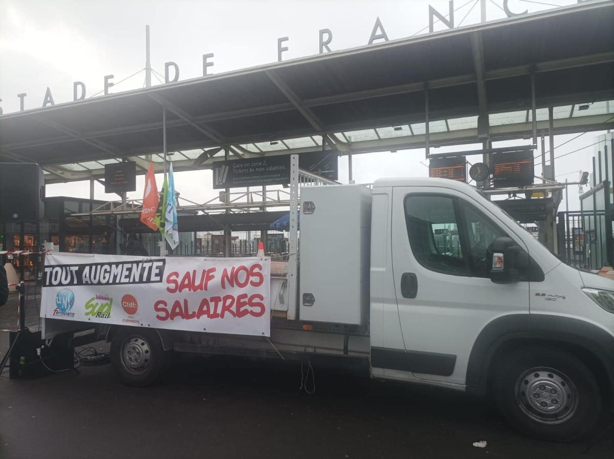 Salaires - Rassemblement devant le siège SNCF