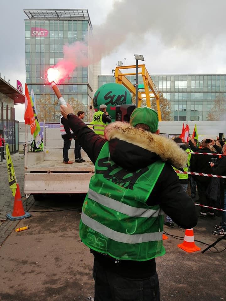 Salaires - Rassemblement devant le siège SNCF