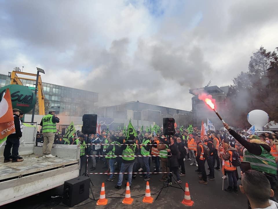 Salaires - Rassemblement devant le siège SNCF
