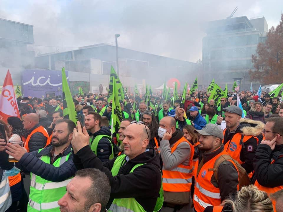 Salaires - Rassemblement devant le siège SNCF