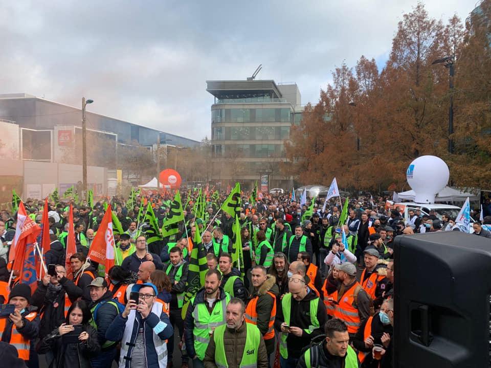 Salaires - Rassemblement devant le siège SNCF