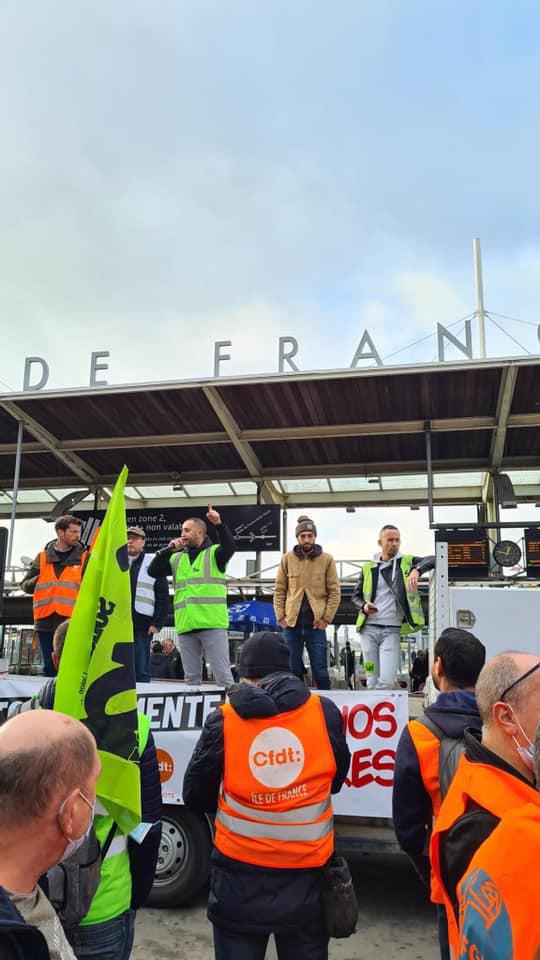 Salaires - Rassemblement devant le siège SNCF