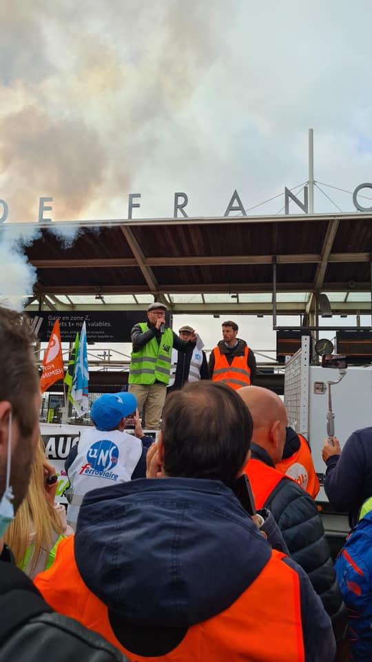 Salaires - Rassemblement devant le siège SNCF