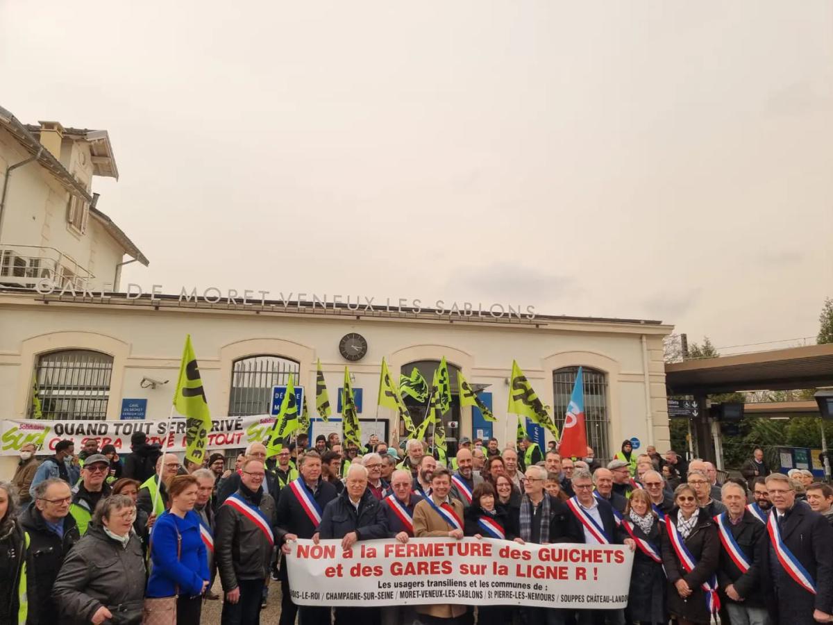 15 Mars - Rassemblement devant la gare de Moret (77) avec la présence des élus locaux contre la fermeture des guichets ligne D & R