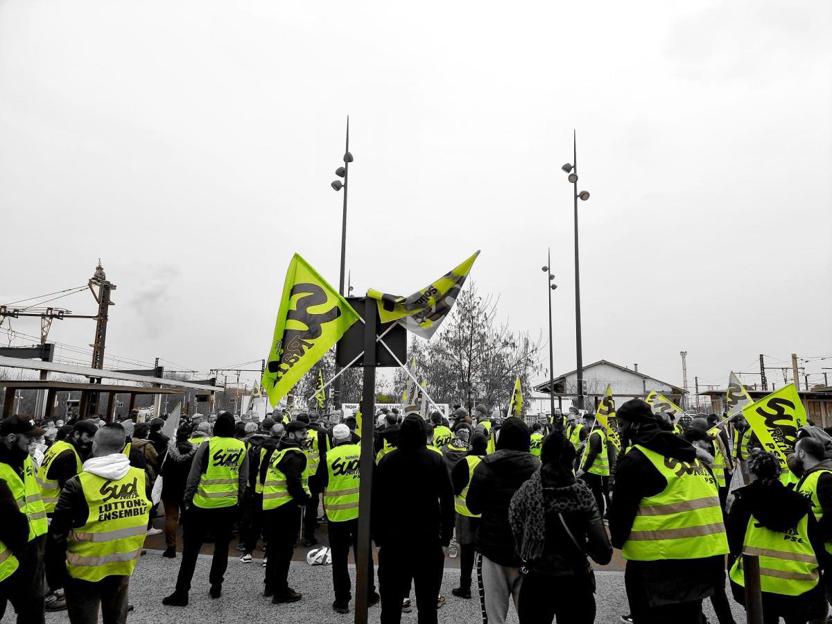 15 Mars - Rassemblement devant la gare de Moret (77) avec la présence des élus locaux contre la fermeture des guichets ligne D & R