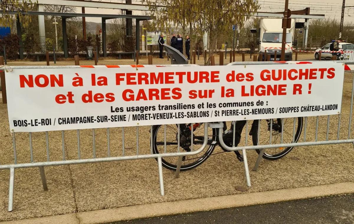 15 Mars - Rassemblement devant la gare de Moret (77) avec la présence des élus locaux contre la fermeture des guichets ligne D & R