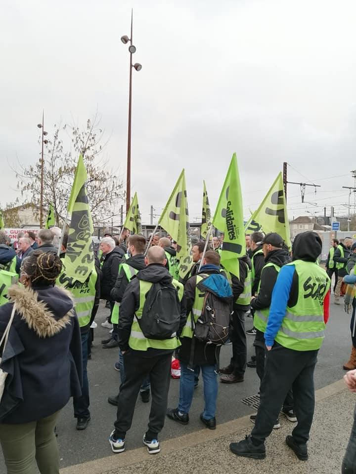 15 Mars - Rassemblement devant la gare de Moret (77) avec la présence des élus locaux contre la fermeture des guichets ligne D & R