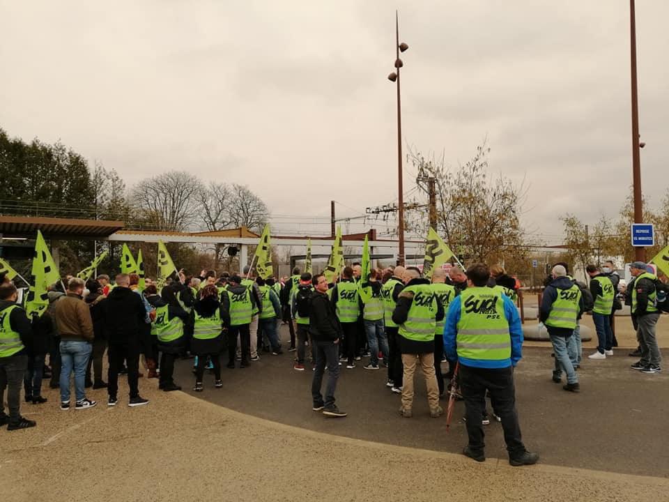 15 Mars - Rassemblement devant la gare de Moret (77) avec la présence des élus locaux contre la fermeture des guichets ligne D & R