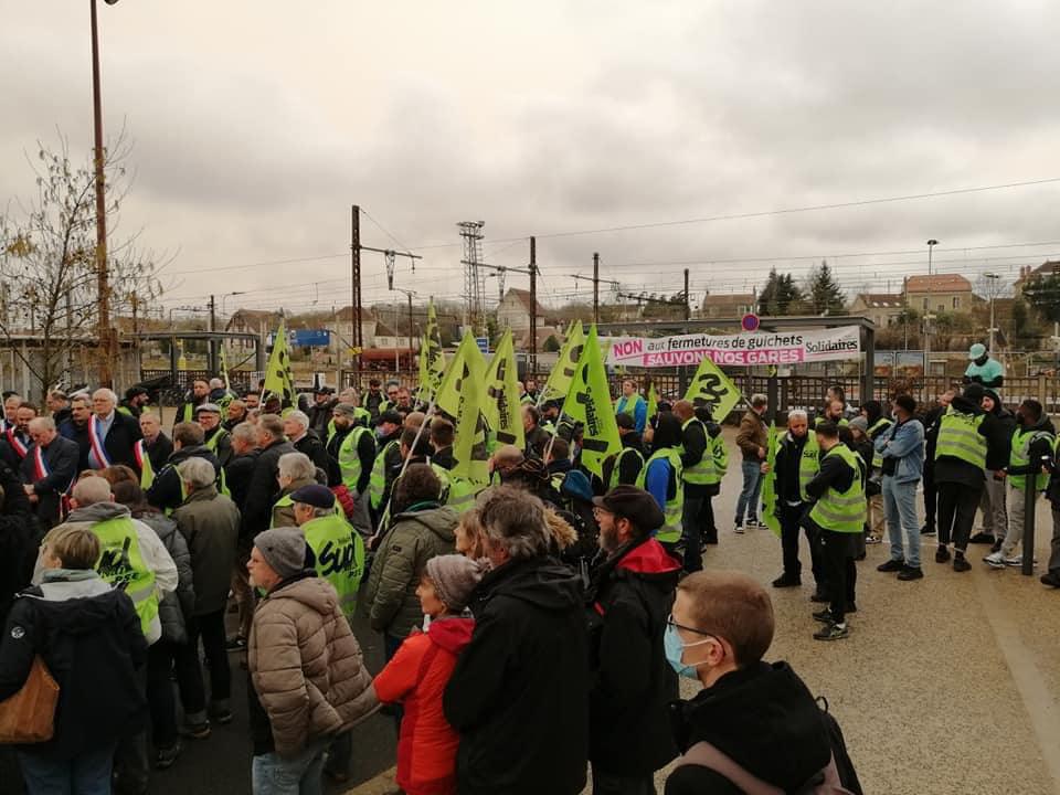 15 Mars - Rassemblement devant la gare de Moret (77) avec la présence des élus locaux contre la fermeture des guichets ligne D & R