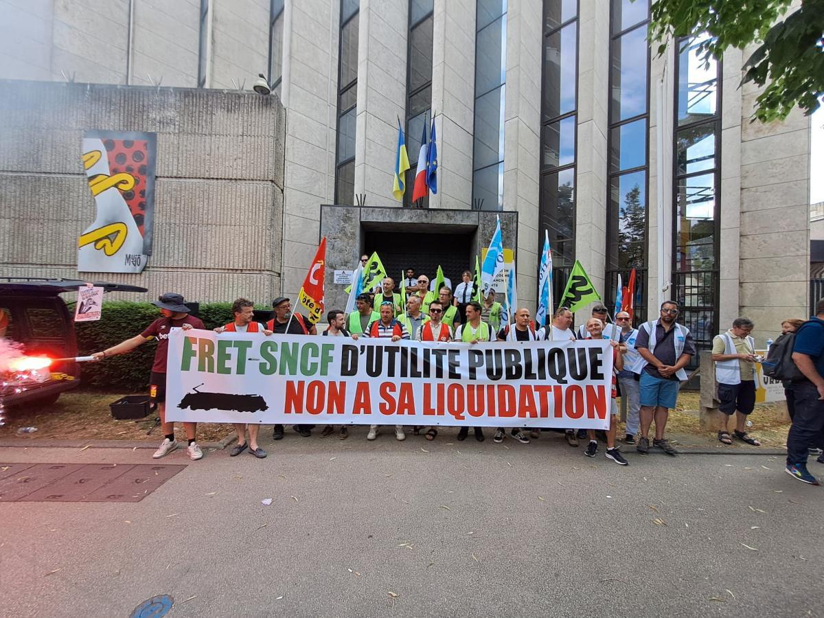 Rassemblement devant le Conseil Régional de BFC à Dijon