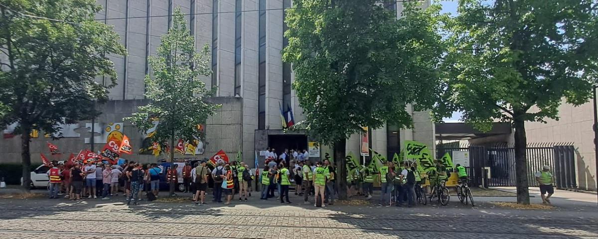 Rassemblement devant le Conseil Régional de BFC à Dijon