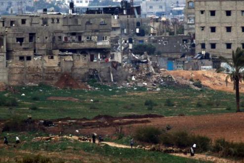 Des Palestiniens montrent un drapeau blanc à Beit Hanun au nord de Gaza. Credit photo : AFP/PATRICK BAZ