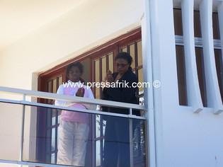 Mme Sall, Marème Faye et sa fille priant pour Macky en partance pour la police