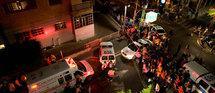 Dans la nuit de samedi à dimanche, un inconnu au visage masqué et vêtu de noir a ouvert le feu à l'arme automatique sur un groupe de jeunes de la communauté des gays et lesbiennes à l'intérieur du centre, situé à l'angle des rues Ahad Haam et Nac