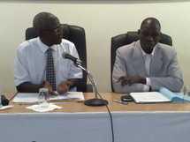 Les intervenants (Mounirou Fall en chemise et Bouna M Fall en costume)
