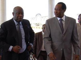 Le président ivoirien, Laurent Gbagbo (G), et son homologue burkinabé, Blaise Compaoré (D), à Ouagadougou le 3 décembre 2009. AFP/Ahmed Ouoba