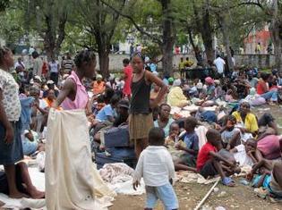 Des sans-abris s'apprêtent à passer la nuit dans un parc de Port-au-Prince, le 13 janvier 2010. REUTERS/Joel Trimble