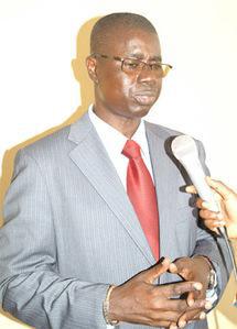 Pour dénoncer la reconduction des amicales, des étudiants tentent de séquestrer Abdou Salam Sall.