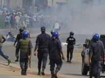 Des partisans d'Alassane Ouattara affrontent les forces de police ivoiriennes à Abidjan, le 16 décembre 2010. AFP PHOTO / ISSOUF SANOGO