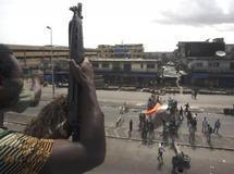 Des combattants pro-Ouattara déplient un drapeau ivoirien à Abidjan, le 11 avril 2011. REUTERS/Emmanuel Braun