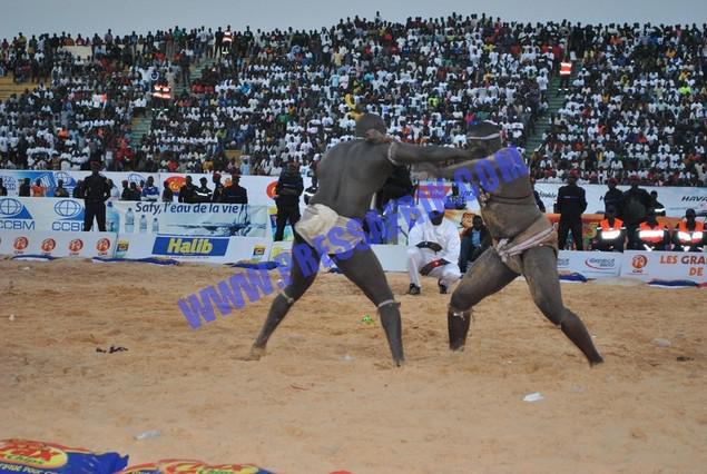Reportage Photos VIDEO lutte - Baye Mandione enfonce Moussa Dioum