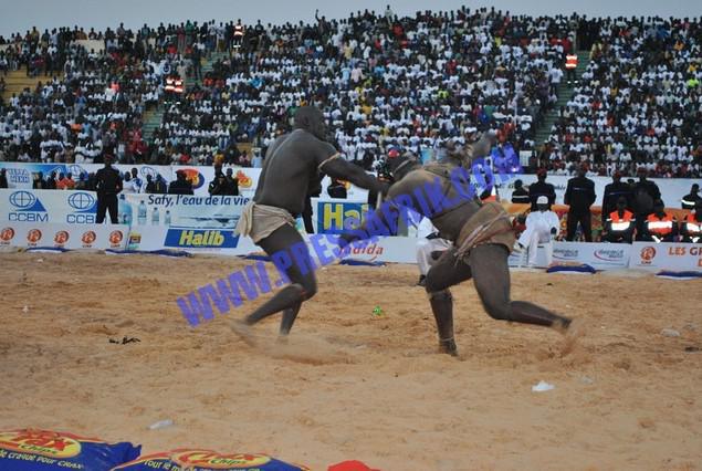 Reportage Photos VIDEO lutte - Baye Mandione enfonce Moussa Dioum