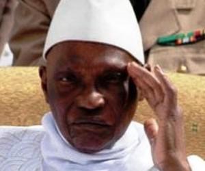 Présidentielle 2012: Ousmane Diop, un responsable libéral distribue des liasses de billets devant un bureau de vote