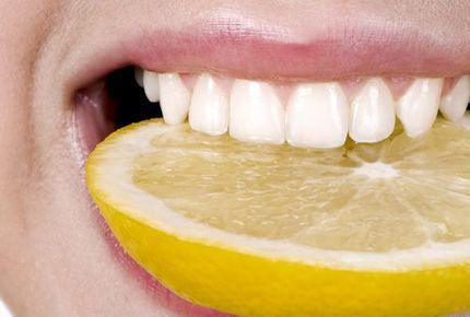 2 ASTUCES NATURELLES POUR AVOIR LES DENTS BLANCHES