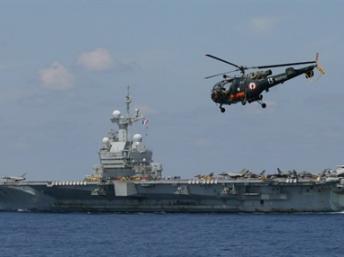Un hélicopter Alouette de la marine française vole près du navire Charles de Gaulle dans le cadre des opértaion de l'Otan contre la Libye AFP / Alexander Klein